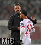 28.10.2025, Fussball DFB-Pokal 2025/2026, 2.Runde, FC Augsburg - VfL Bochum, in der WWK-Arena Augsburg.
Trainer Sandro Wagner (FC Augsburg) versucht Alexis Julian Claude-Maurice (FC Augsburg) aufzubauen