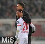 28.10.2025, Fussball DFB-Pokal 2025/2026, 2.Runde, FC Augsburg - VfL Bochum, in der WWK-Arena Augsburg.
Trainer Sandro Wagner (FC Augsburg) versucht Alexis Julian Claude-Maurice (FC Augsburg) aufzubauen