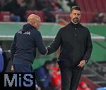 28.10.2025, Fussball DFB-Pokal 2025/2026, 2.Runde, FC Augsburg - VfL Bochum, in der WWK-Arena Augsburg.
Trainer Uwe Rösler (VfL Bochum) und Trainer Sandro Wagner (FC Augsburg) geben sich nach dem Spiel die Hand