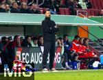 28.10.2025, Fussball DFB-Pokal 2025/2026, 2.Runde, FC Augsburg - VfL Bochum, in der WWK-Arena Augsburg. Trainer Sandro Wagner (FC Augsburg) nachdenklich an der Seitenlinie.