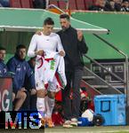 28.10.2025, Fussball DFB-Pokal 2025/2026, 2.Runde, FC Augsburg - VfL Bochum, in der WWK-Arena Augsburg. Trainer Sandro Wagner (re, FC Augsburg) mit Keven Schlotterbeck (FC Augsburg)
