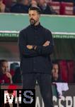 28.10.2025, Fussball DFB-Pokal 2025/2026, 2.Runde, FC Augsburg - VfL Bochum, in der WWK-Arena Augsburg. Trainer Sandro Wagner (FC Augsburg) nachdenklich an der Seitenlinie.
