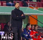 28.10.2025, Fussball DFB-Pokal 2025/2026, 2.Runde, FC Augsburg - VfL Bochum, in der WWK-Arena Augsburg. Trainer Sandro Wagner (FC Augsburg) nachdenklich an der Seitenlinie.