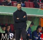 28.10.2025, Fussball DFB-Pokal 2025/2026, 2.Runde, FC Augsburg - VfL Bochum, in der WWK-Arena Augsburg. Trainer Sandro Wagner (FC Augsburg) nachdenklich an der Seitenlinie.