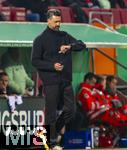 28.10.2025, Fussball DFB-Pokal 2025/2026, 2.Runde, FC Augsburg - VfL Bochum, in der WWK-Arena Augsburg. Trainer Sandro Wagner (FC Augsburg) nachdenklich an der Seitenlinie. Er schaut auf die Uhr