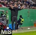 28.10.2025, Fussball DFB-Pokal 2025/2026, 2.Runde, FC Augsburg - VfL Bochum, in der WWK-Arena Augsburg. Trainer Sandro Wagner (FC Augsburg) an der Seitenlinie.