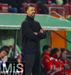28.10.2025, Fussball DFB-Pokal 2025/2026, 2.Runde, FC Augsburg - VfL Bochum, in der WWK-Arena Augsburg. Trainer Sandro Wagner (FC Augsburg) nachdenklich an der Seitenlinie.