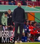 28.10.2025, Fussball DFB-Pokal 2025/2026, 2.Runde, FC Augsburg - VfL Bochum, in der WWK-Arena Augsburg. Trainer Sandro Wagner (FC Augsburg) nachdenklich an der Seitenlinie.