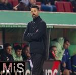 28.10.2025, Fussball DFB-Pokal 2025/2026, 2.Runde, FC Augsburg - VfL Bochum, in der WWK-Arena Augsburg. Trainer Sandro Wagner (FC Augsburg) nachdenklich an der Seitenlinie.