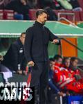 28.10.2025, Fussball DFB-Pokal 2025/2026, 2.Runde, FC Augsburg - VfL Bochum, in der WWK-Arena Augsburg. Trainer Sandro Wagner (FC Augsburg) nachdenklich an der Seitenlinie. Er schaut auf die Uhr