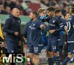 28.10.2025, Fussball DFB-Pokal 2025/2026, 2.Runde, FC Augsburg - VfL Bochum, in der WWK-Arena Augsburg. Trainer Uwe Rsler (VfL Bochum) mit Maximilian Wittek (VfL Bochum) und Cajetan Lenz (VfL Bochum) im Gesprch.
