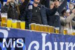 28.10.2025, Fussball DFB-Pokal 2025/2026, 2.Runde, FC Augsburg - VfL Bochum, in der WWK-Arena Augsburg. Die Bochumer Fans feiern, vor ihnen noch eine Menge Bier fr ihre Feier.
