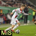28.10.2025, Fussball DFB-Pokal 2025/2026, 2.Runde, FC Augsburg - VfL Bochum, in der WWK-Arena Augsburg. Anton Kade (FC Augsburg) am Ball.

