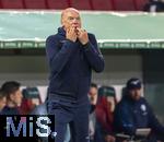 28.10.2025, Fussball DFB-Pokal 2025/2026, 2.Runde, FC Augsburg - VfL Bochum, in der WWK-Arena Augsburg. 
Trainer Uwe Rsler (VfL Bochum) pfeift auf seinen Fingern