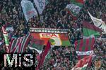 28.10.2025, Fussball DFB-Pokal 2025/2026, 2.Runde, FC Augsburg - VfL Bochum, in der WWK-Arena Augsburg. FCA Fans schwenken ihre Fahnen.
