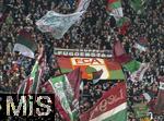 28.10.2025, Fussball DFB-Pokal 2025/2026, 2.Runde, FC Augsburg - VfL Bochum, in der WWK-Arena Augsburg. FCA Fans schwenken ihre Fahnen.
