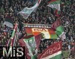 28.10.2025, Fussball DFB-Pokal 2025/2026, 2.Runde, FC Augsburg - VfL Bochum, in der WWK-Arena Augsburg. FCA Fans schwenken ihre Fahnen.
