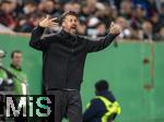 28.10.2025, Fussball DFB-Pokal 2025/2026, 2.Runde, FC Augsburg - VfL Bochum, in der WWK-Arena Augsburg. Trainer Sandro Wagner (FC Augsburg) in Rage
