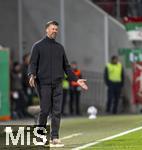 28.10.2025, Fussball DFB-Pokal 2025/2026, 2.Runde, FC Augsburg - VfL Bochum, in der WWK-Arena Augsburg. Trainer Sandro Wagner (FC Augsburg) in Rage
