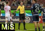 28.10.2025, Fussball DFB-Pokal 2025/2026, 2.Runde, FC Augsburg - VfL Bochum, in der WWK-Arena Augsburg. Schiedsrichter Sascha Stegemann (mitte) beruhigt Philipp Tietz (FC Augsburg) 
