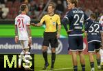 28.10.2025, Fussball DFB-Pokal 2025/2026, 2.Runde, FC Augsburg - VfL Bochum, in der WWK-Arena Augsburg. Schiedsrichter Sascha Stegemann (mitte) beruhigt Philipp Tietz (FC Augsburg) 
