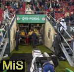 28.10.2025, Fussball DFB-Pokal 2025/2026, 2.Runde, FC Augsburg - VfL Bochum, in der WWK-Arena Augsburg. Der Schiedsrichter Sascha Stegemann (Deutschland) und die Teams kommen aus dem neu gestalteten Spieler Tunnel in rmischen Design. 
Der Spielertunnel ist im rmischen Stil gestaltet und reflektiert die historische Verbindung der Stadt zu ihrer rmischen Vergangenheit. Er wurde mit monumentalen Tunneltoren ausgestattet, die an Amphitheater erinnern und im Gegensatz zur vorherigen Betonoptik stehen. Der neue Tunnel wurde zur Bundesliga-Saison 2025/26 eingefhrt und soll den Spielern eine zustzliche Motivation vor den Spielen geben.  