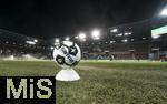 28.10.2025, Fussball DFB-Pokal 2025/2026, 2.Runde, FC Augsburg - VfL Bochum, in der WWK-Arena Augsburg. Der Derbystar der Spielball liegt bereit auf einem Htchen am Spielfeldrand  
