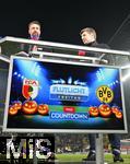 31.10.2025, Fussball 1. Bundesliga 2025/2026, 9.Spieltag, FC Augsburg - Borussia Dortmund, in der WWK-Arena Augsburg. Trainer Sandro Wagner (FC Augsburg) neben TV Experte Thomas Hitzelsperger (Deutschland)
