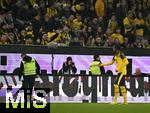 31.10.2025, Fussball 1. Bundesliga 2025/2026, 9.Spieltag, FC Augsburg - Borussia Dortmund, in der WWK-Arena Augsburg. Tennisbälle von den Dortmunder Fans geworfen , aus Protest