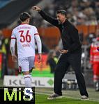 31.10.2025, Fussball 1. Bundesliga 2025/2026, 9.Spieltag, FC Augsburg - Borussia Dortmund, in der WWK-Arena Augsburg. Trainer Sandro Wagner (FC Augsburg) gibt Anweisungen an Mert Kömür (FC Augsburg)