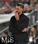 31.10.2025, Fussball 1. Bundesliga 2025/2026, 9.Spieltag, FC Augsburg - Borussia Dortmund, in der WWK-Arena Augsburg. Trainer Sandro Wagner (FC Augsburg)nachdenklich.
