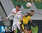 31.10.2025, Fussball 1. Bundesliga 2025/2026, 9.Spieltag, FC Augsburg - Borussia Dortmund, in der WWK-Arena Augsburg. v.l. Dimitrios Christos Giannoulis (FC Augsburg) gegen Yan Couto (Borussia Dortmund)