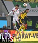 31.10.2025, Fussball 1. Bundesliga 2025/2026, 9.Spieltag, FC Augsburg - Borussia Dortmund, in der WWK-Arena Augsburg. v.l. Dimitrios Christos Giannoulis (FC Augsburg) gegen Yan Couto (Borussia Dortmund)