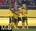 31.10.2025, Fussball 1. Bundesliga 2025/2026, 9.Spieltag, FC Augsburg - Borussia Dortmund, in der WWK-Arena Augsburg. v.l. Serhou Yadaly Guirassy (Borussia Dortmund) und Waldemar Anton (Borussia Dortmund) jubeln.