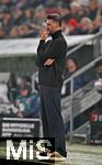 31.10.2025, Fussball 1. Bundesliga 2025/2026, 9.Spieltag, FC Augsburg - Borussia Dortmund, in der WWK-Arena Augsburg. Trainer Sandro Wagner (FC Augsburg) nachdenklich