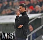 31.10.2025, Fussball 1. Bundesliga 2025/2026, 9.Spieltag, FC Augsburg - Borussia Dortmund, in der WWK-Arena Augsburg. Trainer Sandro Wagner (FC Augsburg) nachdenklich