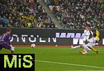 31.10.2025, Fussball 1. Bundesliga 2025/2026, 9.Spieltag, FC Augsburg - Borussia Dortmund, in der WWK-Arena Augsburg. das 1:0 von Serhou Yadaly Guirassy (Borussia Dortmund) . v.l. Torwart Finn Dahmen (FC Augsburg) und Serhou Yadaly Guirassy (Borussia Dortmund)