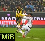 31.10.2025, Fussball 1. Bundesliga 2025/2026, 9.Spieltag, FC Augsburg - Borussia Dortmund, in der WWK-Arena Augsburg. v.l. Carney Chukwuemeka (Borussia Dortmund) zieht ab gegen Noahkai Dominic Banks (FC Augsburg)