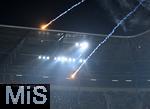 31.10.2025, Fussball 1. Bundesliga 2025/2026, 9.Spieltag, FC Augsburg - Borussia Dortmund, in der WWK-Arena Augsburg. Raketen und Phyrotechnik werden wild durchs Stadion geschossen. Die Spieler haben angst