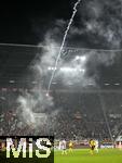 31.10.2025, Fussball 1. Bundesliga 2025/2026, 9.Spieltag, FC Augsburg - Borussia Dortmund, in der WWK-Arena Augsburg. Raketen und Phyrotechnik werden wild durchs Stadion geschossen.