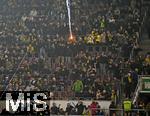 31.10.2025, Fussball 1. Bundesliga 2025/2026, 9.Spieltag, FC Augsburg - Borussia Dortmund, in der WWK-Arena Augsburg. Raketen und Phyrotechnik werden wild durchs Stadion geschossen , vom Dortmunder Fanblock.