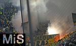 31.10.2025, Fussball 1. Bundesliga 2025/2026, 9.Spieltag, FC Augsburg - Borussia Dortmund, in der WWK-Arena Augsburg. Raketen und Phyrotechnik werden wild durchs Stadion geschossen , vom Dortmunder Fanblock.