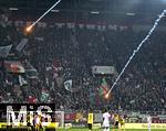 31.10.2025, Fussball 1. Bundesliga 2025/2026, 9.Spieltag, FC Augsburg - Borussia Dortmund, in der WWK-Arena Augsburg. Raketen und Phyrotechnik werden wild durchs Stadion geschossen. Die Spieler haben angst