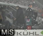 31.10.2025, Fussball 1. Bundesliga 2025/2026, 9.Spieltag, FC Augsburg - Borussia Dortmund, in der WWK-Arena Augsburg. Trainer Niko Kovac (Borussia Dortmund) steht im Rauch