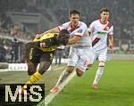 31.10.2025, Fussball 1. Bundesliga 2025/2026, 9.Spieltag, FC Augsburg - Borussia Dortmund, in der WWK-Arena Augsburg. v.l. Serhou Yadaly Guirassy (Borussia Dortmund) gegen Keven Schlotterbeck (FC Augsburg)