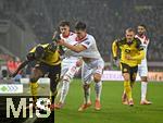 31.10.2025, Fussball 1. Bundesliga 2025/2026, 9.Spieltag, FC Augsburg - Borussia Dortmund, in der WWK-Arena Augsburg. v.l. Serhou Yadaly Guirassy (Borussia Dortmund) gegen  Fabian Rieder (FC Augsburg) und Keven Schlotterbeck (FC Augsburg) . Julian Ryerson (Borussia Dortmund)