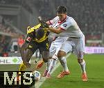 31.10.2025, Fussball 1. Bundesliga 2025/2026, 9.Spieltag, FC Augsburg - Borussia Dortmund, in der WWK-Arena Augsburg. v.l. Serhou Yadaly Guirassy (Borussia Dortmund) gegen Keven Schlotterbeck (FC Augsburg)