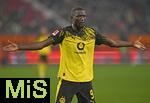 31.10.2025, Fussball 1. Bundesliga 2025/2026, 9.Spieltag, FC Augsburg - Borussia Dortmund, in der WWK-Arena Augsburg. Serhou Yadaly Guirassy (Borussia Dortmund) breitet die Arme aus