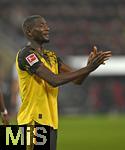 31.10.2025, Fussball 1. Bundesliga 2025/2026, 9.Spieltag, FC Augsburg - Borussia Dortmund, in der WWK-Arena Augsburg. Serhou Yadaly Guirassy (Borussia Dortmund) applaudiert.
