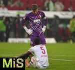 31.10.2025, Fussball 1. Bundesliga 2025/2026, 9.Spieltag, FC Augsburg - Borussia Dortmund, in der WWK-Arena Augsburg. Torwart Finn Dahmen (FC Augsburg) spendet Iris Chrislain Aurel Matisma (FC Augsburg) Trost.
 

